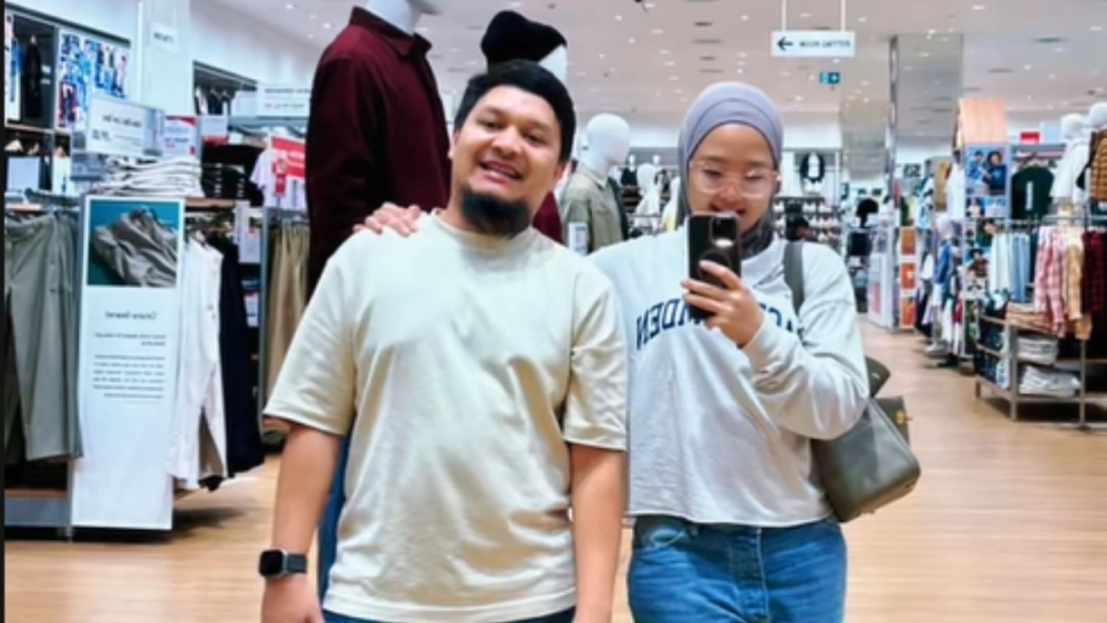 Dokter Irma Fitriasari bersama suami. [TikTok]